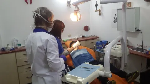 Copiii instituţionalizaţi din Prahova îşi vor putea trata gratuit afecţiunile stomatologice la cabinetele Mănăstirii Turnu