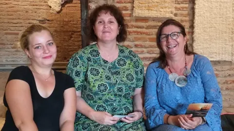 Magda Catone, Costina Cheyrouze, Monica Radu alături de „Mame la Mogoșoaia”