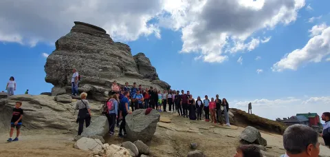 Aproape 30 de tineri din Arhiepiscopia Bucureştilor merg „Pe munte, spre cruce!”