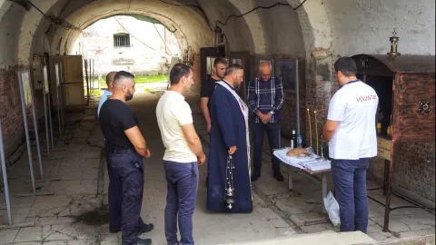 Voluntarii Paraclisului CMN au donat un lumânărar pentru Memorialul Jilava