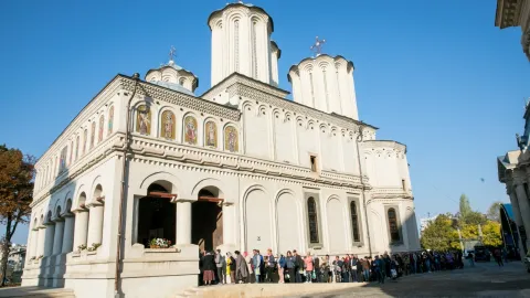 Sute de pelerini pe Dealul Patriarhiei cu o zi înainte de începerea manifestărilor dedicate Sf. Dimitrie