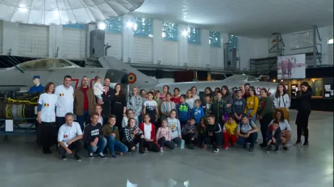 40 de copii din Parohiile Pleaşa şi Grădiştea au vizitat Muzeul Aviaţiei Române