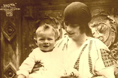 Elena, Regina-Mamă a României, pe Dealul Mitropoliei