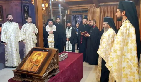 Bucurie şi binecuvântare pentru bucureşteni: moaştele Sf. Spiridon din Corfu sunt aşezate la Catedrala Patriarhală