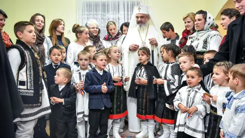 La iniţiativa Patriarhului, aproape 11.000 elevi din Arh. Bucureştilor au primit la începutul acestui an şcolar sprijin pentru studii