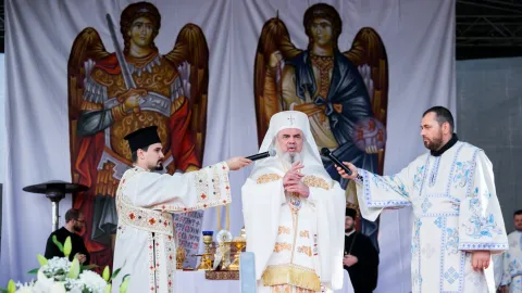 Patriarhul Daniel: Puterile îngerești sunt icoane ale sfințeniei, dreptății și bunătății lui Dumnezeu