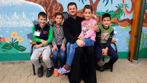Un preot din Urlați a devenit „tată” pentru 30 de copii săraci din comunitatea parohială de care se îngrijește