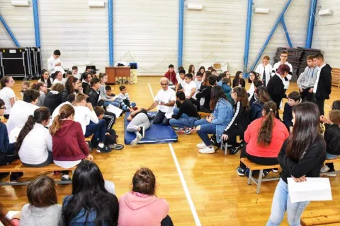 Voluntarii CMN i-au învățat pe elevii din Pantelimon cum să acorde ajutor în situații de urgență