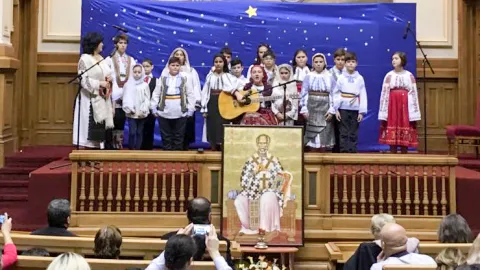 Cinci grupuri de copii vor urca pe scena Palatului Patriarhiei în ajun de Sfântul Nicolae