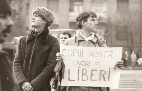 Evenimentele din decembrie ’89 rememorate prin imagini, timbre şi articole de presă