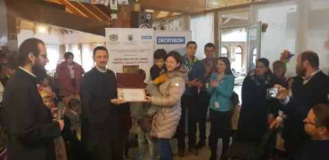 Copiii de la Valea Plopului au primit încălțăminte de iarnă