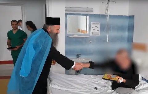 Arhim. Ciprian Grădinaru şi voluntarii CMN au oferit daruri pentru 370 de pacienți de la IOB și Fundeni