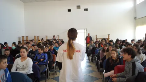 Noţiuni de „Prevenţie şi educaţie pentru sănătate” prezentate de voluntarii CMN elevilor din Gruiu