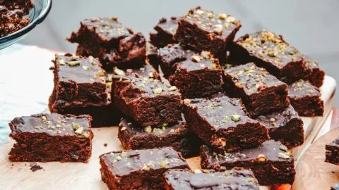 Studenții bucureșteni încep „Luna pentru Viață” cu un târg de prăjituri la Biserica din Campusul Politehnicii