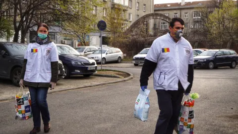 Covid-19: Voluntarii Paraclisului Catedralei activi în acţiunile umanitare. „Aduc un pic de odihnă unor suflete chinuite”