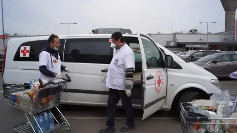 Voluntarii Paraclisului Catedralei Naționale continuă să ajute spitalele și persoanele vulnerabile din Capitală