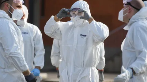 Atelierele Arhiepiscopiei Bucureștilor produc combinezoane pentru voluntari