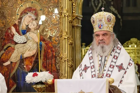 Patriarhul Daniel: Semnele pătimirii de pe Trupul înviat al Domnului arată taina legăturii dintre Cruce și Înviere