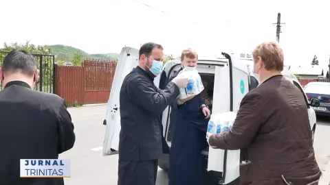 Vălenii de Munte: Preoții au donat alimente la două spitale și un centru social