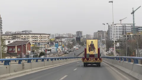 Moaștele Sfântului Dimitrie cel Nou au fost purtate în procesiune pe străzile Capitalei | VIDEO