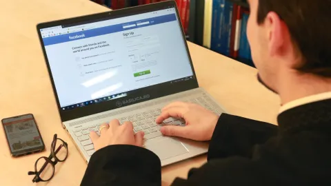 O parohie din capitală le oferă copiilor calculatoare pentru cursuri online