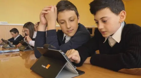 Arhiepiscopia Bucureştilor sprijină cu tablete elevii din anii terminali pentru a încheia anul şcolar