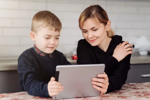 Arhiepiscopia Bucureștilor va achiziționa 375 de tablete pentru elevii din județele Ilfov și Prahova