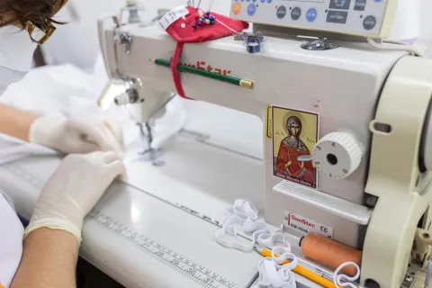 Atelierele Arhiepiscopiei Bucureștilor produc combinezoane din poliester pentru voluntari