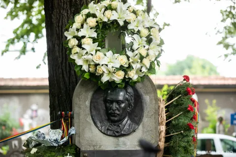 Poetul naţional Mihai Eminescu a fost comemorat la mormântul său de la cimitirul Bellu