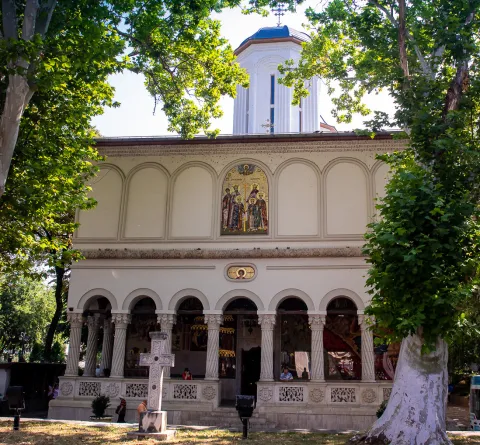 Biserica Sf. Gheorghe–Nou, între clădirile iluminate în roșu în ziua de conștientizare a violențelor împotriva creștinilor