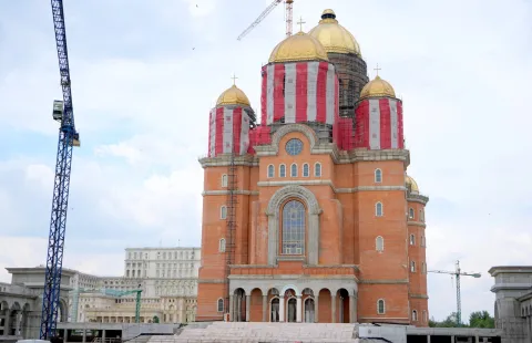 La Catedrala Naţională se lucrează la placările cu piatră, tencuiala decorativă şi pictura în mozaic