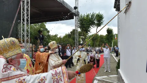 Patriarhul Daniel a sfințit Biserica „Acoperământul Maicii Domnului” din cartierul bucureștean Titan