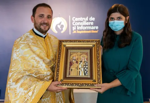 Patriarhul Daniel a donat o icoană și 30.000 de lei centrului de consiliere în criza de sarcină „Sf. Împărăteasă Elena”