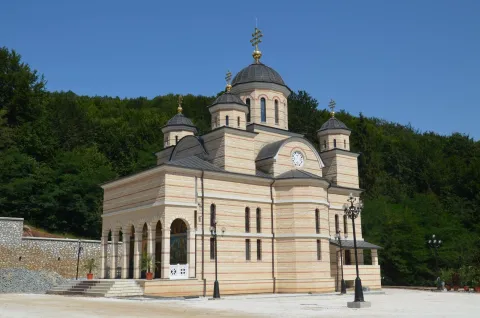 Patriarhul României a sfințit biserica Mănăstirii Izbuc | 340 de ani de la prima atestare a Episcopiei Oradiei