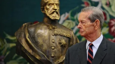 Regele Mihai va avea o statuie în Sinaia