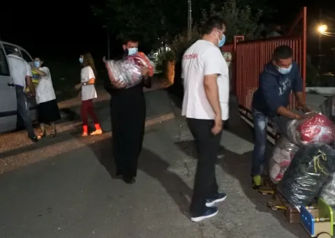 Copiii de la Valea Plopului au primit articole vestimentare de la voluntarii CMN