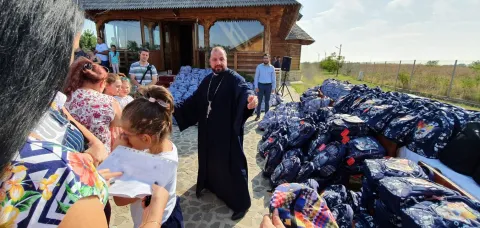 Protoieria Sector 6 a oferit ghiozdane pentru 1280 de elevi: Să arătăm colaborarea dintre Biserică şi Şcoală