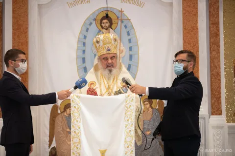 PF Daniel la Catedrala Oradiei: Când biserica este plină, comunitatea ia forma de cruce îndreptată spre Înviere