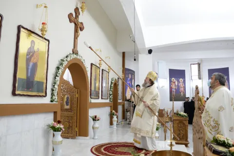PS Timotei Prahoveanul a sfinţit demisolul bisericii „Sfinţii Trei Ierarhi” din Ploieşti
