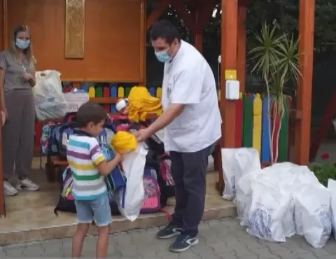 Voluntarii CMN au oferit ghiozdane cu rechizite copiilor de la Centrul Sf. Stelian din Urlaţi