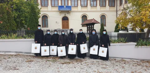 Unsprezece așezăminte monahale din Arhiepiscopia Bucureștilor au primit aparatură medicală