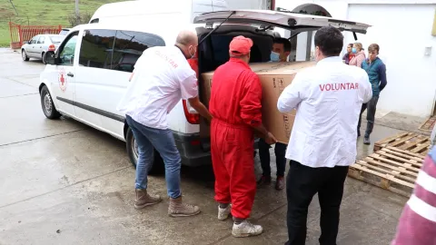 Copiii de la Valea Plopului au primit electrocasnice de la voluntarii CMN