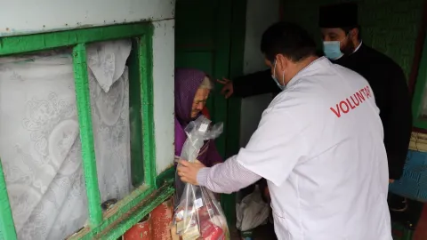 „Implică-te! Împreună reușim mai mult!”: 20 de familii au primit sprijin de la voluntarii CMN