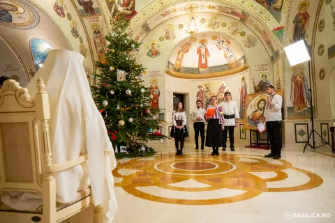 Colindători la Patriarhie: Ne bucurăm că în pofida pandemiei se binevesteşte Naşterea Domnului, spune PF Daniel