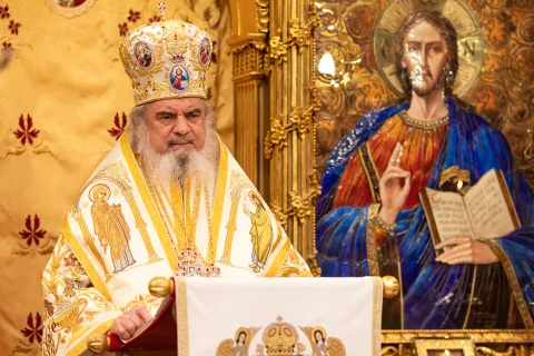 Patriarhul: Să aducem daruri, asemenea magilor!