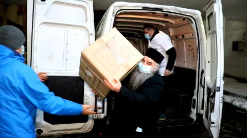 Voluntarii CMN ajută Spitalul Fundeni cu 1.000 de pături și Institutul Oncologic București cu 50.000 măști