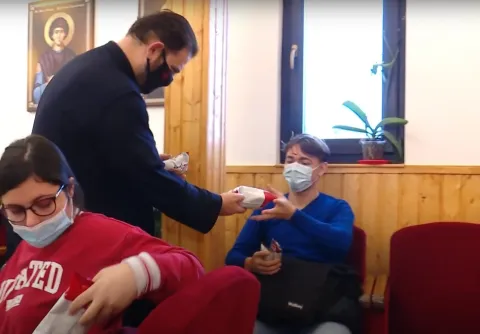 Patriarhul a oferit daruri pentru tinerii cu deficienţe de auz | Proiect pentru un centru social