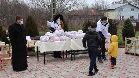 Voluntarii CMN au oferit daruri de Sf. Nicolae: 300 copii, 7 localități