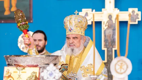 Patriarhul a oficiat sfințirea mare a apei. 10.000 de sticle sunt pregătite pentru ziua de Bobotează