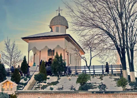 Acatistul Sf. Atanasie și Chiril, recent publicat, a fost oferit credincioșilor la hramul Bisericii Bucur Ciobanul